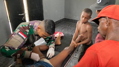 Cepat Tanggap, Satgas Yonif 122/TS Bantu Obati Warga yang Terluka