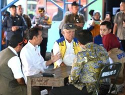 Jokowi Tinjau Posko Pengungsian Warga Terdampak Banjir di Demak