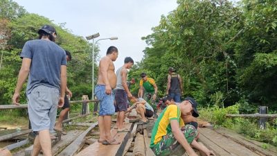 Satgas Pamtas RI – Malaysia Yonarmed 10/Bradjamusti Bantu Warga Perbatasan Perbaiki Jembatan