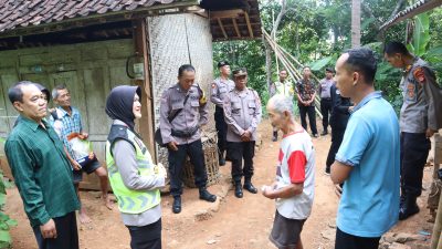 Polri Peduli, Kapolres Kulonprogo Patroli Wilayah Berikan Tali Asih Kepada Warga