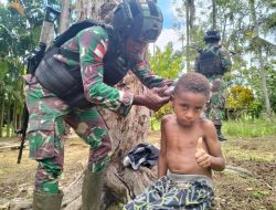 Cukur Gratis Keliling Kampung Satgas Yonif 310/KK