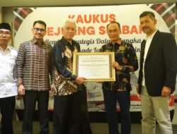Dinilai Bekerja untuk Rakyat, Pj Gubernur Sulbar Prof Zudan Terima Penghargaan dari Tokoh Pejuang Pembentukan Provinsi Sulbar
