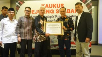 Dinilai Bekerja untuk Rakyat, Pj Gubernur Sulbar Prof Zudan Terima Penghargaan dari Tokoh Pejuang Pembentukan Provinsi Sulbar
